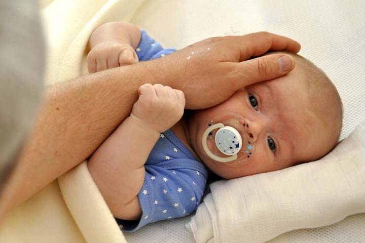How Avoiding Eye Contact With Your Baby Helps Her In Falling Asleep
