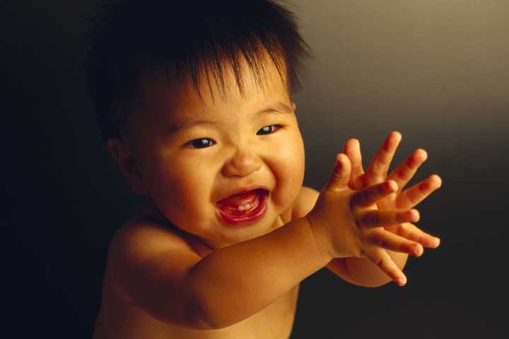 baby claps hands